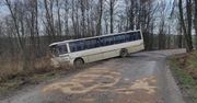 Jeden wjechał do rowu, a drugi był nietrzeźwy. Obaj kierowali autobusami szkolnymi [Foto]