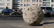 Tajemnicza betonowa kula w Pile. Przemieszcza się nocą!