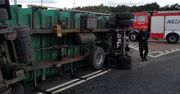 Wywrócona przyczepa samochodu ciężarowego na Drodze Krajowej Nr 9