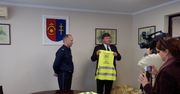 Starostwo powiatowe przekazało ostrowieckiej policji 140 sztuk kamizelek odblaskowych
