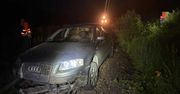 Nietrzeźwy kierujący wjechał na torowisko i porzucił auto. Szybka reakcja maszsynisty zapobiegła tragedii.