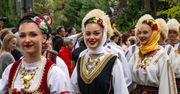 Barwny korowód na Krupówkach. Trwa 56. Międzynarodowy Festiwal Folkloru Ziem Górskich w Zakopanem