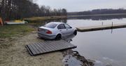 BMW wpada do jeziora, a młody kierowca skończył w celi