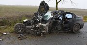 BMW rozerwane na części po uderzeniu w drzewa. 18-latek w szpitalu