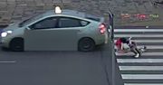 Nastolatka potrącona na przejściu dla pieszych. Policja ostrzega i publikuje nagranie! [VIDEO]