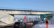 Z wiaduktu nad ulicą Kolejową, należącego do PKP, odpadł fragment spoiny betonowej!