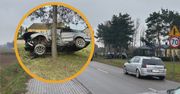 O włos od tragedii w gminie Lubień Kujawski. Auto zakończyło jazdę na drzewie