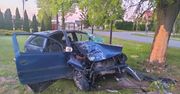 Kierowca zjechał z drogi, uderzył w drzewo i ogrodzenie - poważny wypadek w Bielsku