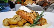 Pieczony łosoś jak z restauracji? Sprawdź ten trik z fetą i brokułem