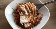 Dodaj to na wierzch makaronu. Tradycyjne spaghetti zmienia się nie do poznania