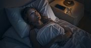 Budzisz się o 3 w nocy i wpatrujesz w sufit? Twoje ciało właśnie wysyła ci ważny sygnał