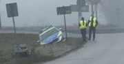 Radiowóz Policji wypadł z drogi na DK62. Policjant ukarany mandatem