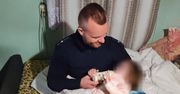 Policjanci nakarmili i zaopiekowali się 2-latką. Jej pijani rodzice trafili do aresztu