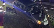 Niedostosowała prędkości na zakręcie. Auto zakończyło jazdę na słupie