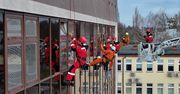 Alpiniści dla WOŚP - w strojach superbohaterów umyli okna oddziału dziecięcego