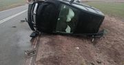 Wypadek drogowy w Główinie. Auto wpadło do rowu, trzy osoby poszkodowane