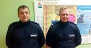 Policjanci i sąsiedzi uratowali rodzinę z płonącego mieszkania.