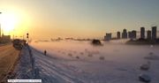 Postapokaliptyczny widok nad zamarzniętą rzekę w Japonii. Największe mrozy od lat zapewniają rozrywkę dzieciom