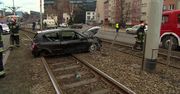 Stracił panowanie nad samochodem i wylądował na torach tramwajowych w centrum Wrocławia.