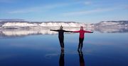 Łyżwiarze suną wśród chmur po zamarzniętym jeziorze Bajkał