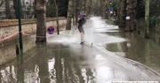 Wakeboarding w środku miasta nie na rzece, a zalanej ulicy? W Paryżu to możliwe, a wszystko z powodu powodzi