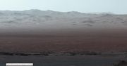Wnętrze ogromnego krateru “oczami” łazika Curiosity. NASA opublikowało nagranie z Marsa