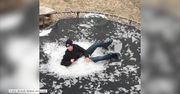 Niesamowity efekt. Chłopak skoczył na pokrytą warstwą lodu trampolinę