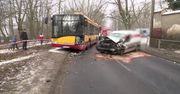 Wypadł zza zakrętu, uderzył w autobus. W wypadku w Łodzi rannych zostało sześć osób, w tym ośmioletnie dziecko