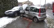 Dwie osoby poszkodowane po zderzeniu samochodów na ul. Romanowicza