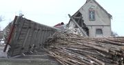 Ciężarówka zderzyła się z busem, a następnie uderzyła w słup i budynek gospodarczy. Wiele ton drewna wysypało się na drogę