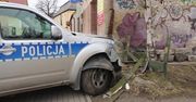 Rozbity radiowóz i dwóch rannych policjantów. Nieudany pościg w Wojcieszycach