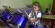 Niespełna 2-letni muzyk daje popis swoich umiejętności gry na perkusji