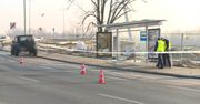 Terenówka staranowała przystanek w Warszawie. Potrącony mężczyzna trafił do szpitala