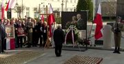 Apel smoleński przez Pałacem Prezydenckim. J. Kaczyński złożył kwiaty pod zdjęciem brata