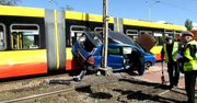 Auto zakleszczone między tramwajem a słupem. W środku była kobieta w ciąży i małe dziecko