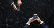 Nowozelandzki minister transportu rozmawiał przez telefon komórkowy w samolocie