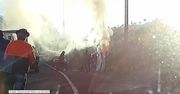 Policjanci wyciągnęli mężczyznę z płonącego samochodu