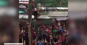 “Diabelski młyn” w obozie dla uchodźców w Bangladeszu. Dzieci bawią się w przerwach pomiędzy monsunowymi deszczami