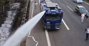 Armatki wodne kontra ogień. Niemiecka policja pomaga strażakom w zabezpieczeniu autostrady