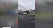 Zapadł się parking sklepowy w Pensylwanii. Kilka samochodów wpadło do dziury, w jednym z nich był kierowca