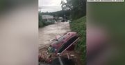 Nagła powódź w New Jersey zmyła kilkanaście pojazdów z parkingu przy salonie samochodowym