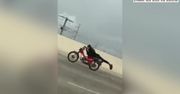 Motocyklowy “Superman” na autostradzie w San Antonio. Śmiałek zaprezentował ryzykowny wyczyn