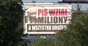 “PiS wziął miliony”. Jarosław Kaczyński na plakatach w całej Polsce