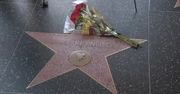 Fani składają kwiaty przy gwieździe Burta Reynoldsa