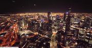 Helikopterem nad Melbourne. Niezwykły widok miasta nocą