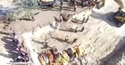 Masowy pochówek ofiar trzęsienia ziemi w Indonezji. W jednym grobowcu spoczęły 53 osoby