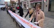 Stumetrowe ciasto na stulecie niepodległości w Chorzowie. Zajęło 80 szkolnych ławek