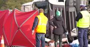 Tir przebił bariery energochłonne i przewrócił się na A1. Kierowca zginął