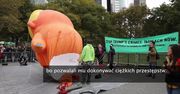 Parada z karykaturalnym balonem na rzecz odwołania D. Trumpa w Nowym Jorku
