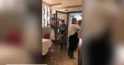 Goście jedzą po kostki w wodzie, kelnerzy serwują pizzę w kaloszach. Wenecka powódź niestraszna turystom